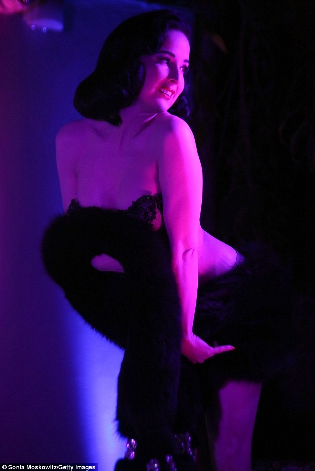 'Bỏng mắt' với màn trình diễn bốc lửa của vũ nữ thoát y Dita Von Teese - ảnh 5