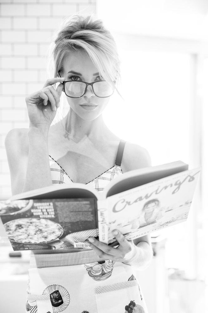 Britt Maren hóa 'cô nội trợ kiểu Mỹ' quá sexy và nóng bỏng - ảnh 9