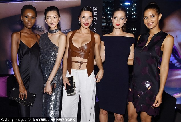 Adriana Lima nổi bật với vòng 1 căng tròn, 'thiêu đốt' mọi ánh nhìn - ảnh 6