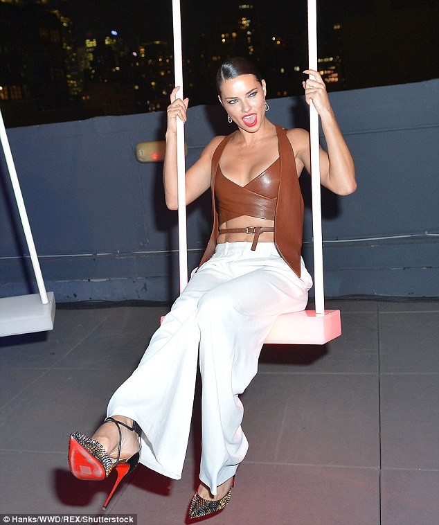 Adriana Lima nổi bật với vòng 1 căng tròn, 'thiêu đốt' mọi ánh nhìn - ảnh 4