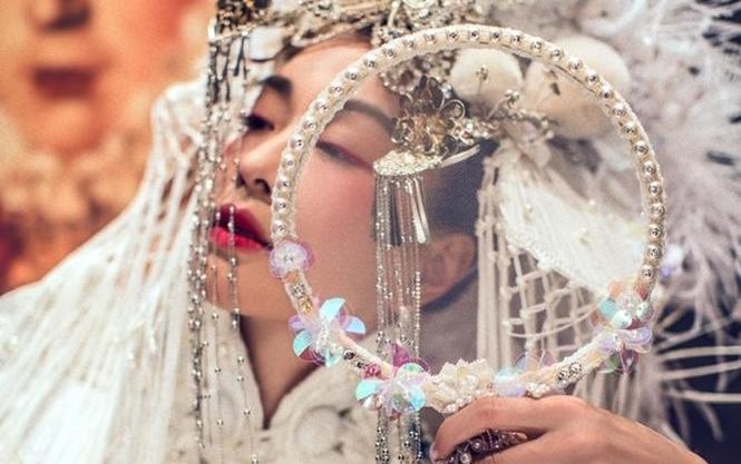 Mỹ nhân Chung Lệ Đề khoe ảnh cưới cực độc đáo và lạ mắt - ảnh 1