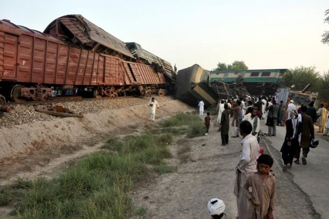 Hiện trường tai nạn tàu hỏa thảm khốc ở Pakistan, 156 người thương vong - ảnh 1