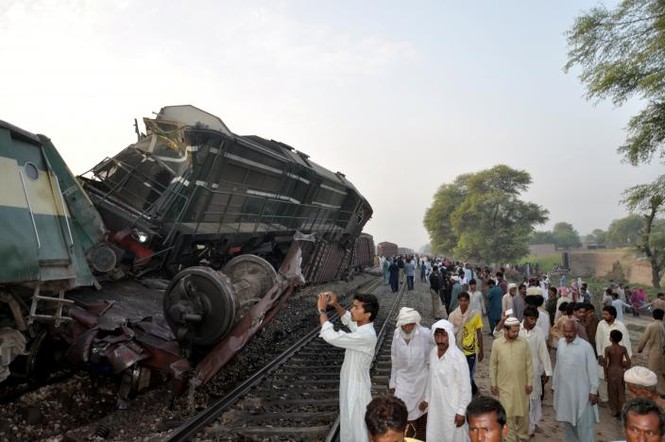 Hiện trường tai nạn tàu hỏa thảm khốc ở Pakistan, 156 người thương vong - ảnh 2