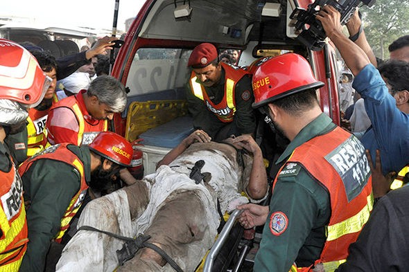 Hiện trường tai nạn tàu hỏa thảm khốc ở Pakistan, 156 người thương vong - ảnh 7
