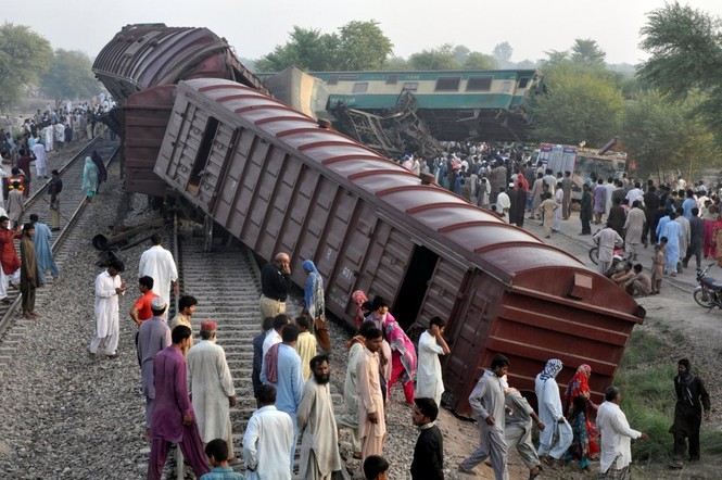 Hiện trường tai nạn tàu hỏa thảm khốc ở Pakistan, 156 người thương vong - ảnh 8