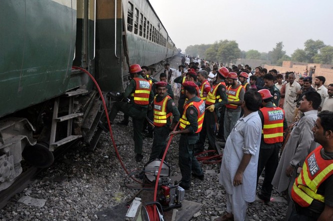 Hiện trường tai nạn tàu hỏa thảm khốc ở Pakistan, 156 người thương vong - ảnh 6