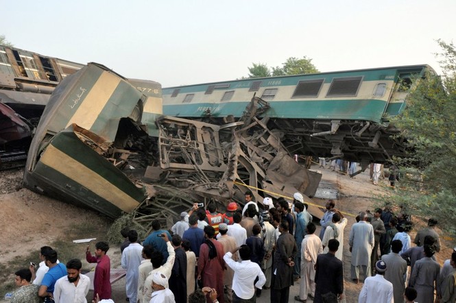 Hiện trường tai nạn tàu hỏa thảm khốc ở Pakistan, 156 người thương vong - ảnh 5