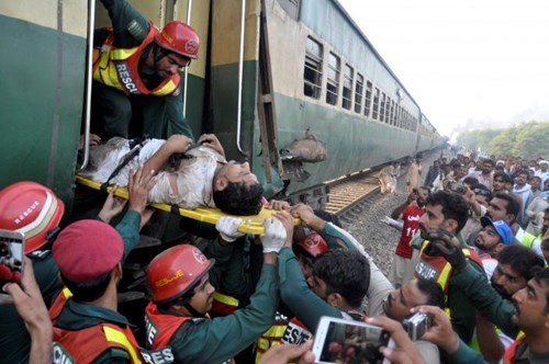 Hiện trường tai nạn tàu hỏa thảm khốc ở Pakistan, 156 người thương vong - ảnh 4