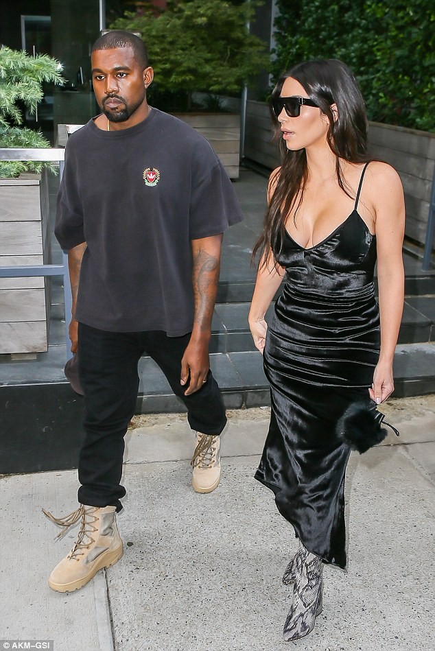 Kim Kardashian 'nóng' nhất tuần qua với loạt bộ cánh thiếu vải - ảnh 5
