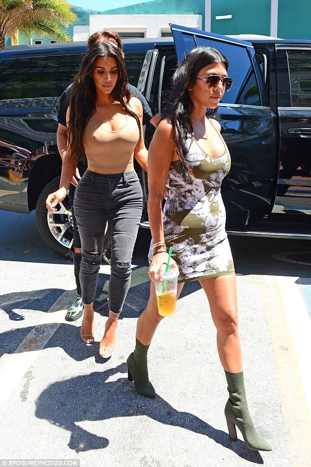 Kim Kardashian 'nóng' nhất tuần qua với loạt bộ cánh thiếu vải - ảnh 2
