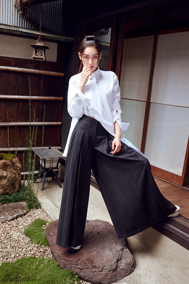 Ngẩn ngơ trước vẻ đẹp xuất thần của 'siêu vòng 1' Trương Hinh Dư - ảnh 1