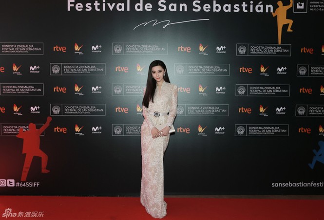 Phạm Băng Băng quyến rũ sánh bước bên e-kip tại LHP San Sebastian - ảnh 7