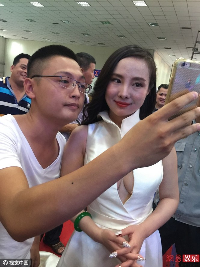 Can Lộ Lộ diện đầm trễ nải, gây náo loạn tại sự kiện - ảnh 3