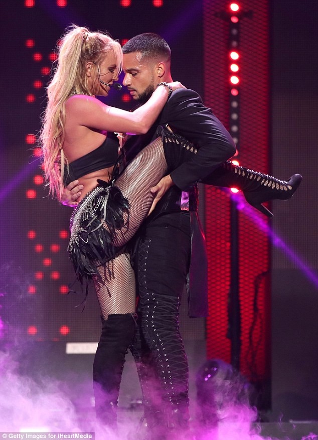 Britney Spears quá sexy và bốc lửa, 'đốt cháy' sân khấu - ảnh 7