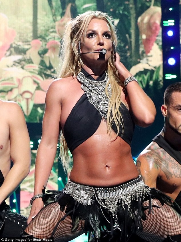 Britney Spears quá sexy và bốc lửa, 'đốt cháy' sân khấu - ảnh 3
