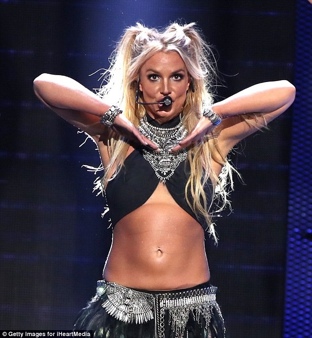 Britney Spears quá sexy và bốc lửa, 'đốt cháy' sân khấu - ảnh 1