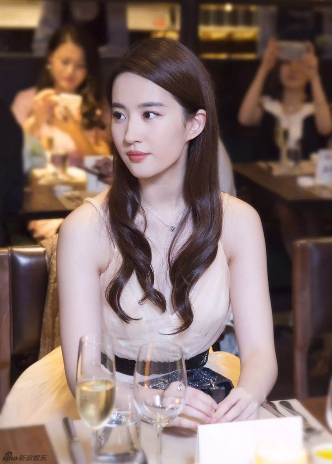 Mải mê ngắm Lưu Diệc Phi đẹp tinh khiết tựa pha lê - ảnh 7