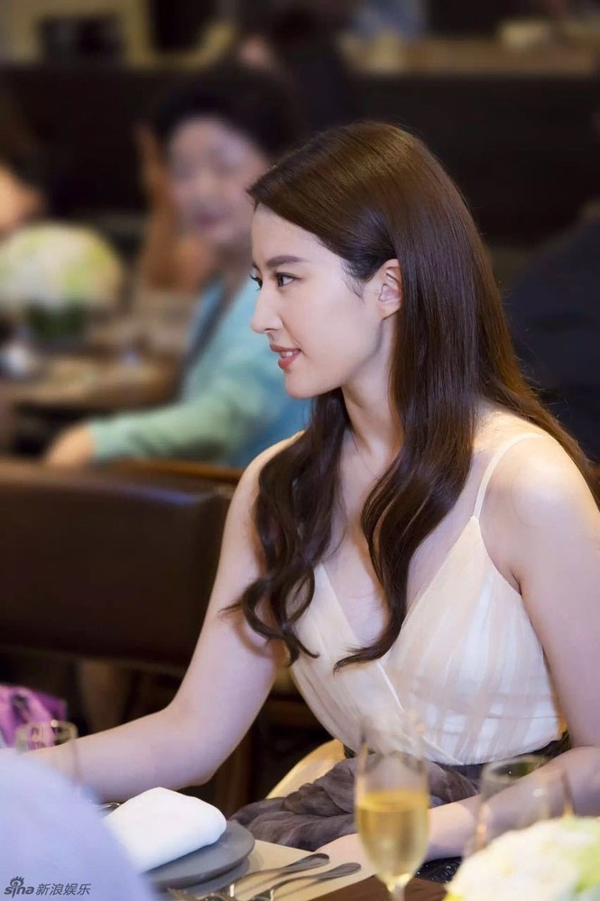 Mải mê ngắm Lưu Diệc Phi đẹp tinh khiết tựa pha lê - ảnh 8