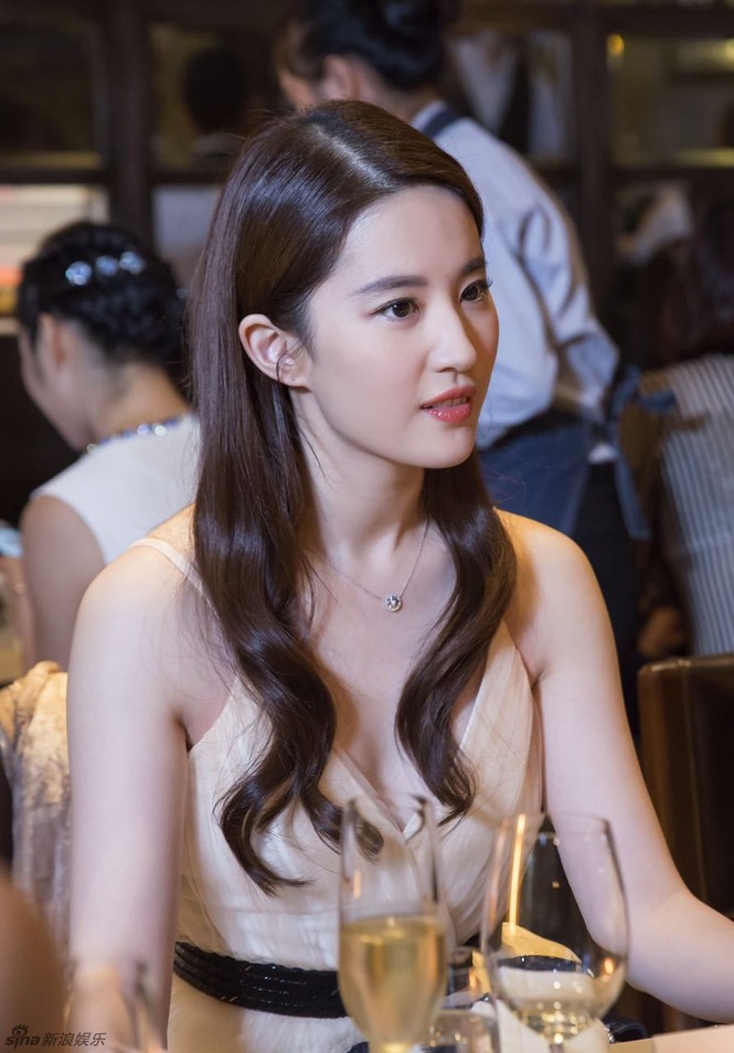 Mải mê ngắm Lưu Diệc Phi đẹp tinh khiết tựa pha lê - ảnh 9