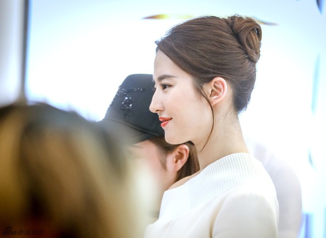 Mải mê ngắm Lưu Diệc Phi đẹp tinh khiết tựa pha lê - ảnh 3