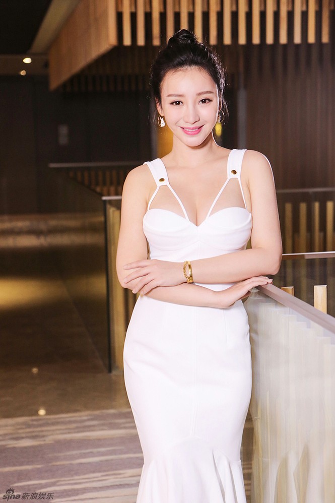 Ngắm 'siêu vòng 1' Liễu Nham đẹp nuột nà không tỳ vết - ảnh 10