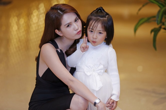 Ngọc Trinh diện đầm gợi cảm khoe dáng chuẩn tại đám cưới Nhật Thủy - ảnh 3