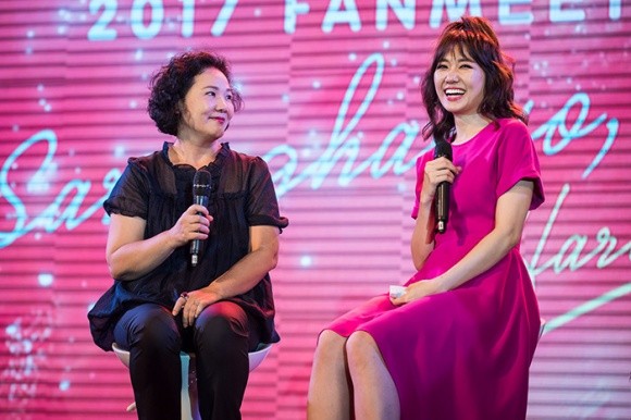 Mẹ Hari Won bất ngờ xuất hiện bên con gái trong sự kiện - ảnh 1