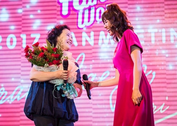 Mẹ Hari Won bất ngờ xuất hiện bên con gái trong sự kiện - ảnh 2