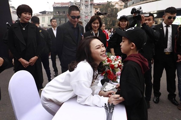 BẢN TIN Showbiz 10/12: Hai con nuôi Việt Nam khóc ngất đưa tang huyền thoại nước Pháp - ảnh 6