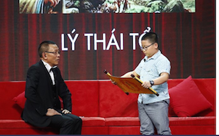 BẢN TIN Showbiz 10/12: Hai con nuôi Việt Nam khóc ngất đưa tang huyền thoại nước Pháp - ảnh 1