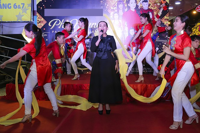 Con gái Phi Nhung lần đầu xuất hiện bên mẹ ở Việt Nam - ảnh 4