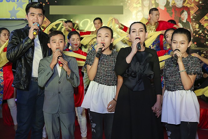Con gái Phi Nhung lần đầu xuất hiện bên mẹ ở Việt Nam - ảnh 5