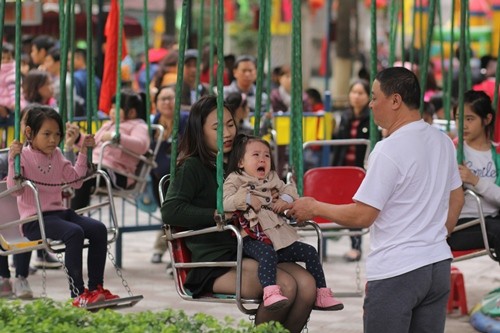 Công viên Thủ Lệ 'thất thủ' vì vạn người kéo về ngày đầu năm - ảnh 4