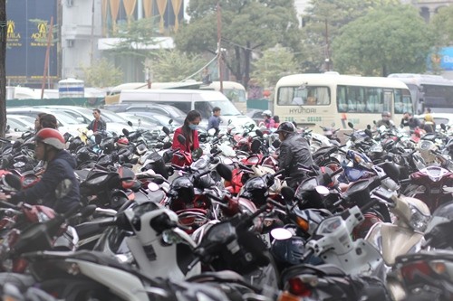Công viên Thủ Lệ 'thất thủ' vì vạn người kéo về ngày đầu năm - ảnh 2