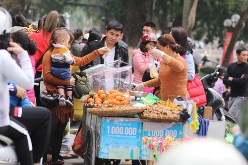 Công viên Thủ Lệ 'thất thủ' vì vạn người kéo về ngày đầu năm - ảnh 8