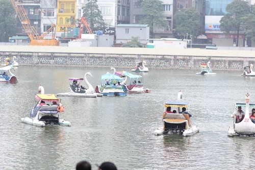 Công viên Thủ Lệ 'thất thủ' vì vạn người kéo về ngày đầu năm - ảnh 7