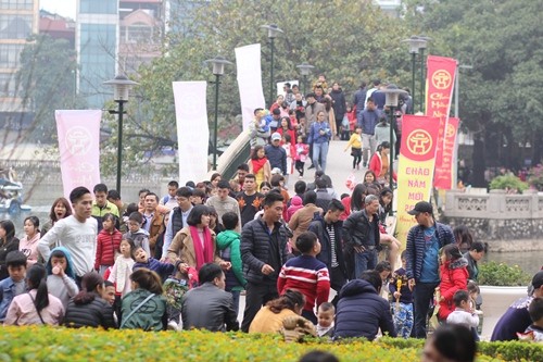 Công viên Thủ Lệ 'thất thủ' vì vạn người kéo về ngày đầu năm - ảnh 1
