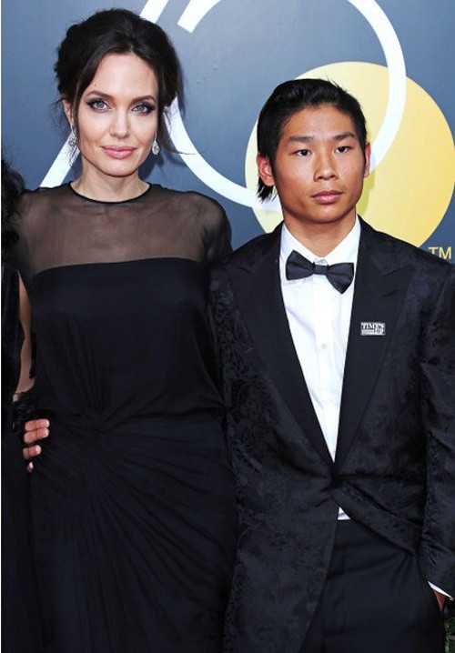 Pax Thiên hộ tống mẹ Angelina Jolie tham dự Quả Cầu Vàng 2018 - ảnh 1