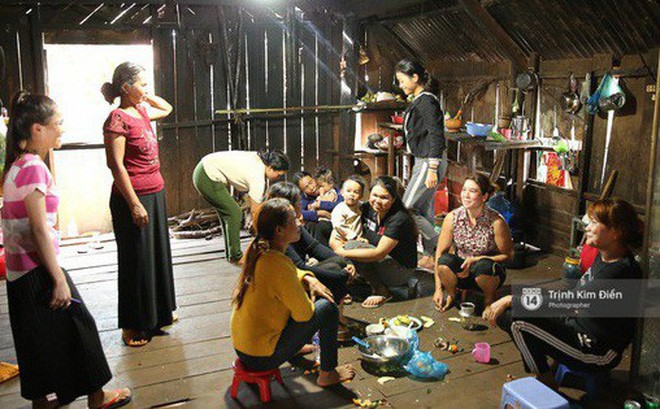 Bà con dân tộc quây quần, nấu ăn đón HHHV Việt Nam H'Hen Niê về - ảnh 1