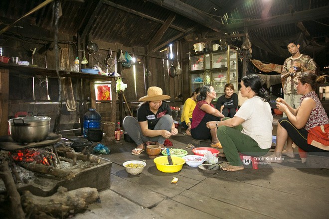 Bà con dân tộc quây quần, nấu ăn đón HHHV Việt Nam H'Hen Niê về - ảnh 3