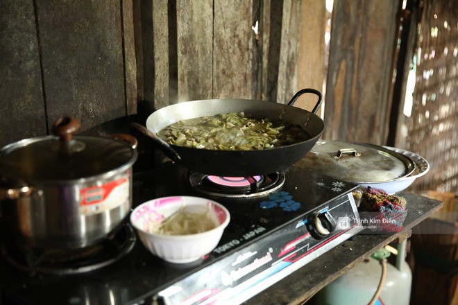 Bà con dân tộc quây quần, nấu ăn đón HHHV Việt Nam H'Hen Niê về - ảnh 4