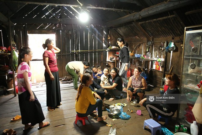 Bà con dân tộc quây quần, nấu ăn đón HHHV Việt Nam H'Hen Niê về - ảnh 6