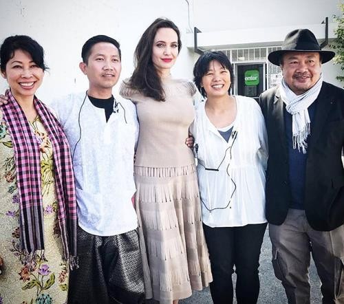 Showbiz 13/1: Lộ hình ảnh H'hen Niê giản dị ngồi rửa bát - ảnh 3