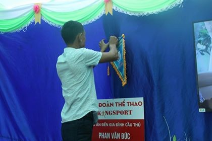 Cổ động viên ngồi xe lăn, truyền máu vẫn cuồng nhiệt cổ vũ U23 Việt Nam - ảnh 55
