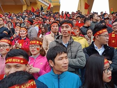 Cổ động viên ngồi xe lăn, truyền máu vẫn cuồng nhiệt cổ vũ U23 Việt Nam - ảnh 62