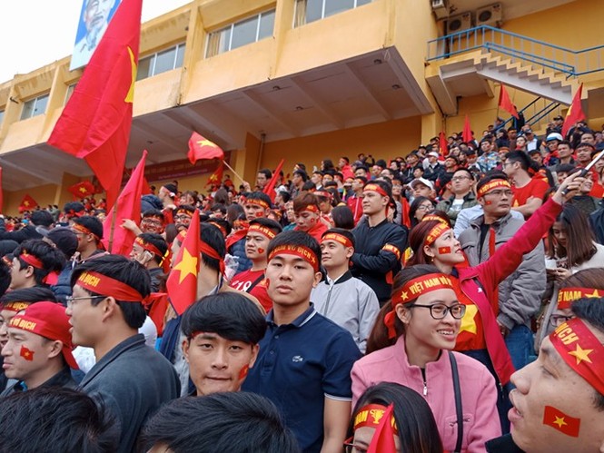 Cổ động viên ngồi xe lăn, truyền máu vẫn cuồng nhiệt cổ vũ U23 Việt Nam - ảnh 63