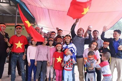 Cổ động viên ngồi xe lăn, truyền máu vẫn cuồng nhiệt cổ vũ U23 Việt Nam - ảnh 54