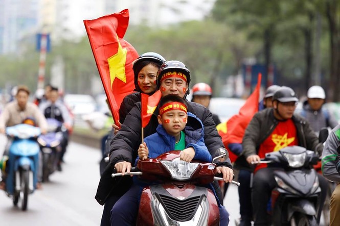 Cổ động viên ngồi xe lăn, truyền máu vẫn cuồng nhiệt cổ vũ U23 Việt Nam - ảnh 60