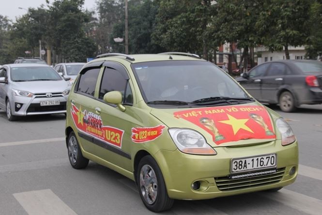 Cổ động viên ngồi xe lăn, truyền máu vẫn cuồng nhiệt cổ vũ U23 Việt Nam - ảnh 95