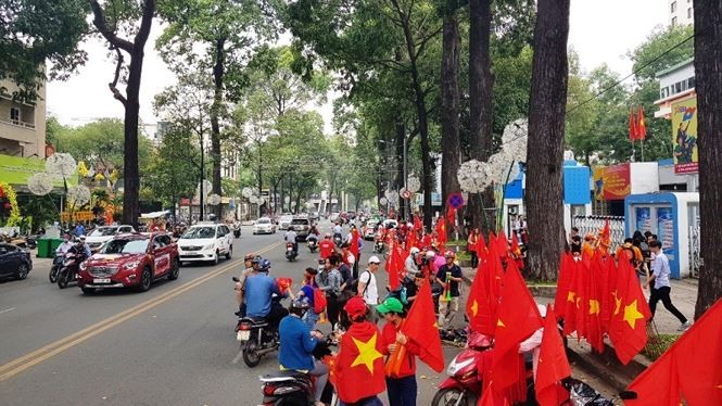 Cổ động viên ngồi xe lăn, truyền máu vẫn cuồng nhiệt cổ vũ U23 Việt Nam - ảnh 79